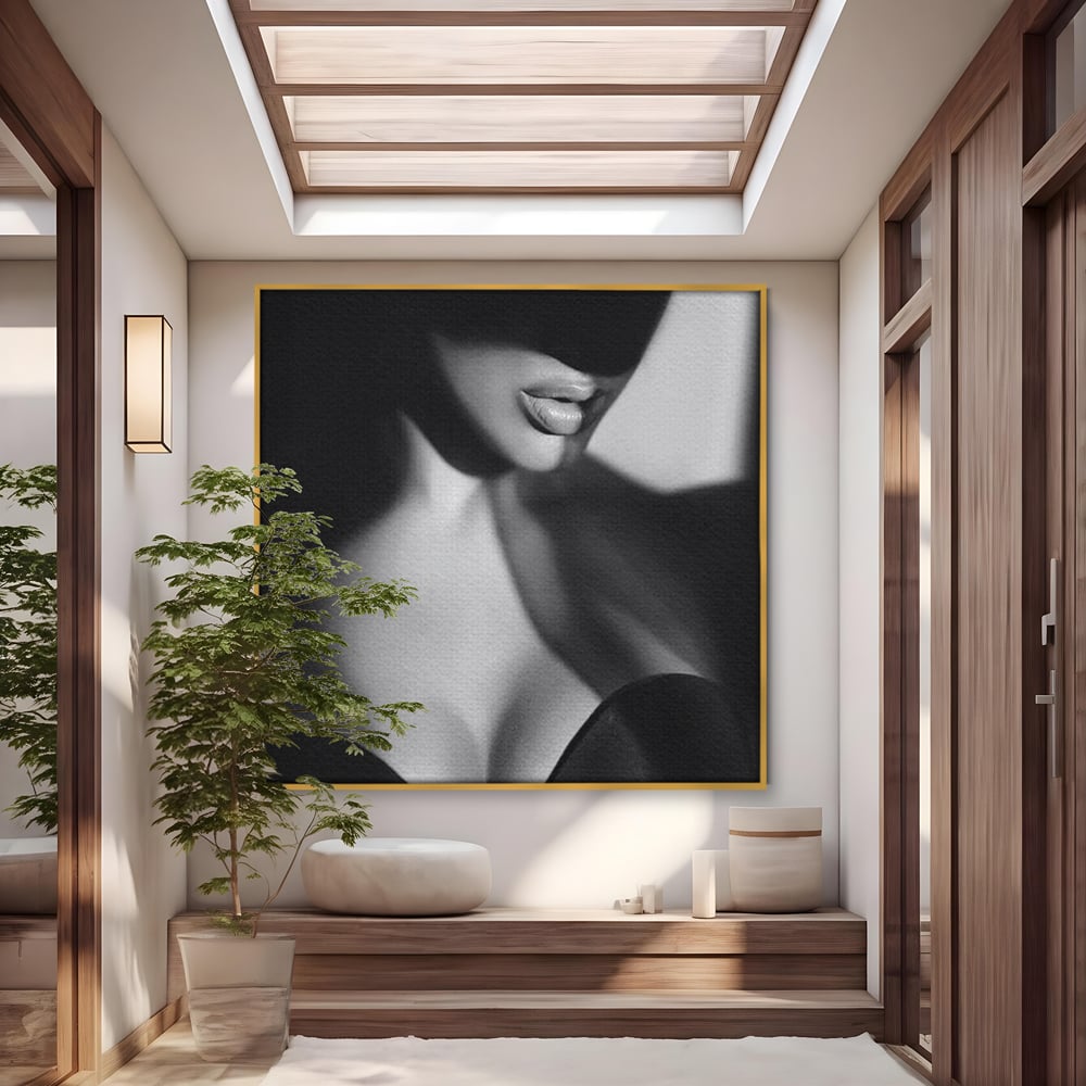 Tablou canvas cu tablou canvas cu buze senzuale, in rama de aluminiu auriu